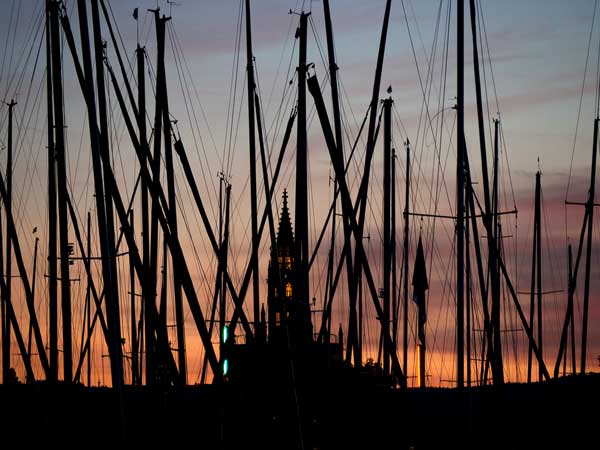 Das Münster in Konstanz über die Segelschiffmasten hinweg fotografiert von Reinhard Mohr.